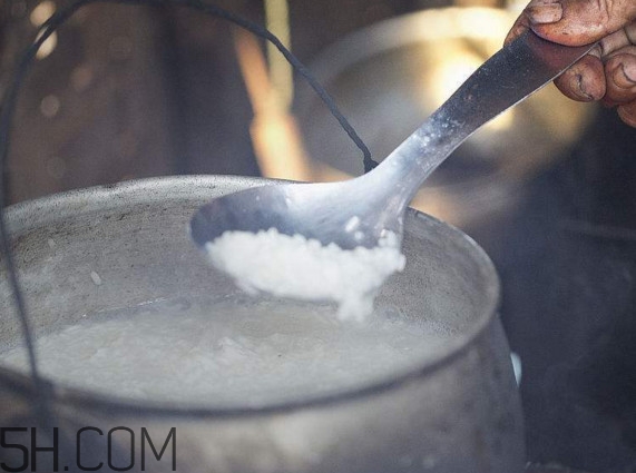 煮飯怎么不粘鍋？煮飯能用開水嗎