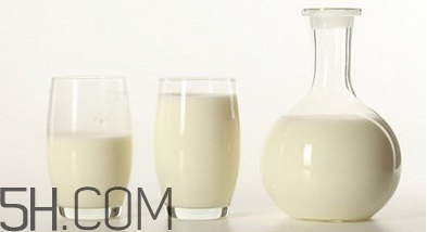 不宜喝牛奶的人群有哪些？牛奶和哪些食物相克？