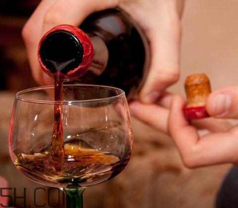 喝酒會(huì)引起尿酸偏高嗎？喝酒會(huì)引起尿毒癥嗎？