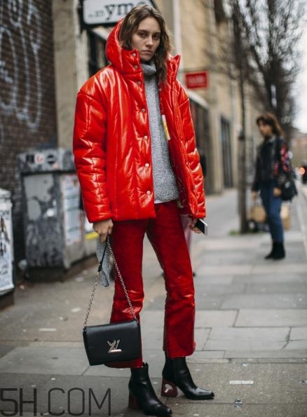 紅色羽絨服怎么搭配？紅色羽絨服搭配圖片