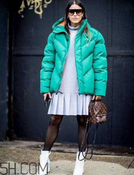 羽絨服搭配什么裙子好看？羽絨服搭配裙子圖片