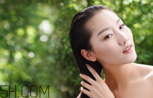 不同發(fā)質(zhì)使用哪種精油好？護發(fā)素和護發(fā)精油的區(qū)別