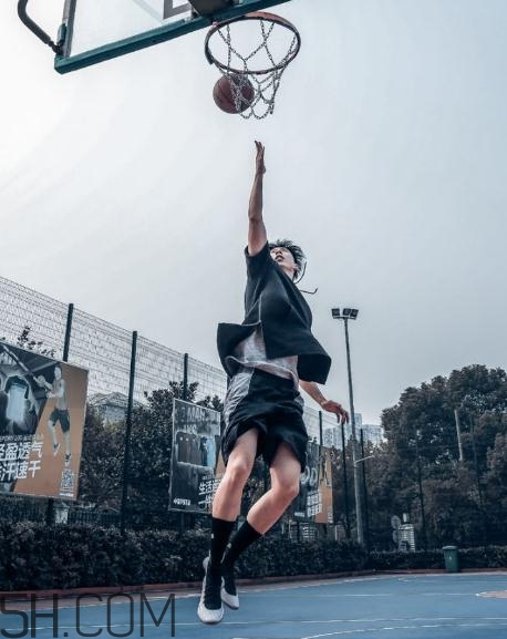 under armour curry 4黑白配色上腳效果怎么樣？