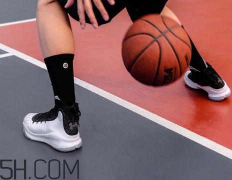 under armour curry 4黑白配色上腳效果怎么樣？