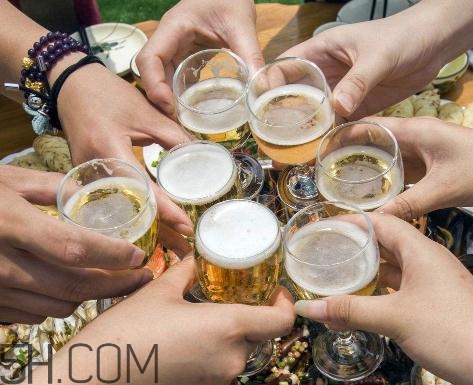 酒精肝是什么引起的？酒精肝是喝酒喝的嗎？