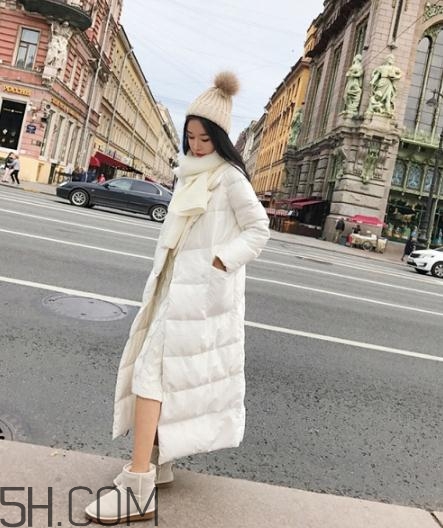 白色羽絨服配什么鞋子？白色羽絨服搭配鞋子圖片