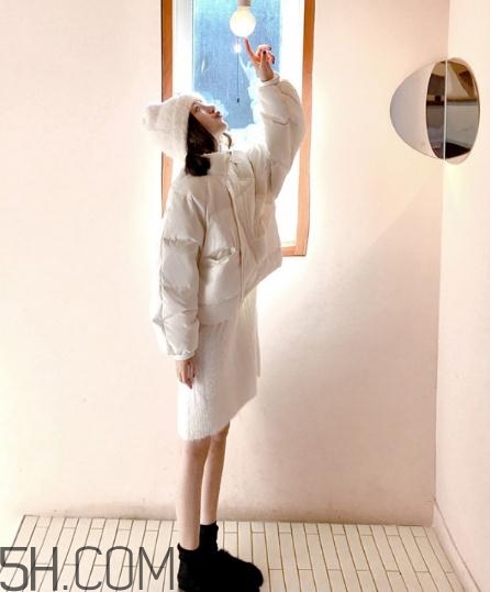 白色羽絨服配什么鞋子？白色羽絨服搭配鞋子圖片