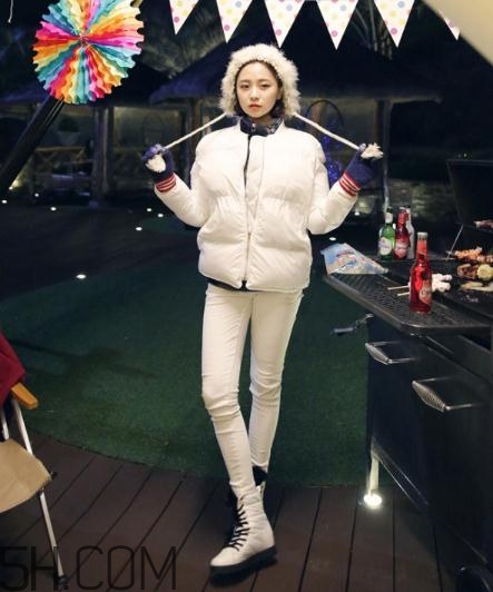 白色羽絨服配什么鞋子？白色羽絨服搭配鞋子圖片