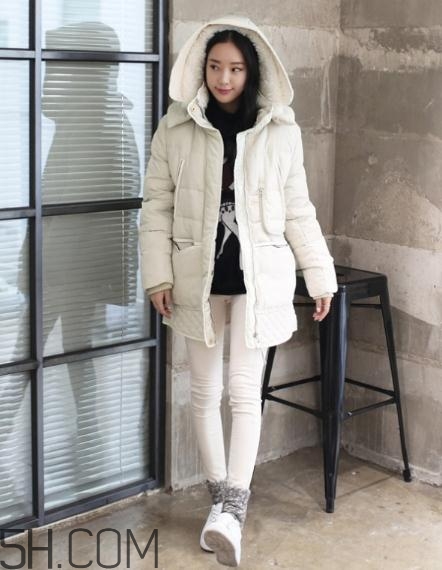 白色羽絨服配什么褲子？白色羽絨服搭配褲子圖片