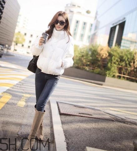 白色羽絨服配什么褲子？白色羽絨服搭配褲子圖片