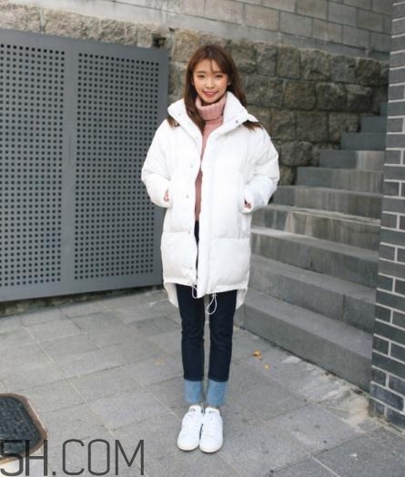 白色羽絨服配什么褲子？白色羽絨服搭配褲子圖片