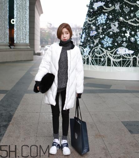 白色羽絨服配什么褲子？白色羽絨服搭配褲子圖片