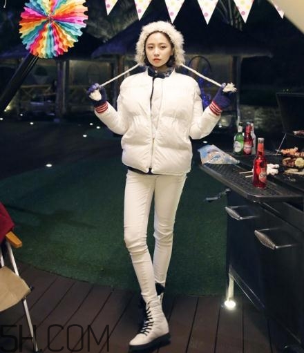 白色羽絨服配什么褲子？白色羽絨服搭配褲子圖片