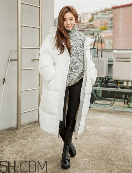 白色羽絨服配什么顏色毛衣？白色羽絨服搭配毛衣圖片