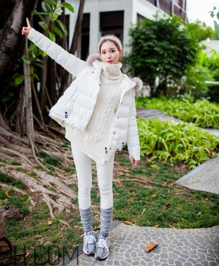 白色羽絨服配什么顏色毛衣？白色羽絨服搭配毛衣圖片