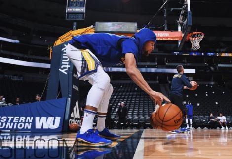 under armour curry 4 low勇士隊(duì)藍(lán)金配色會(huì)發(fā)售嗎？