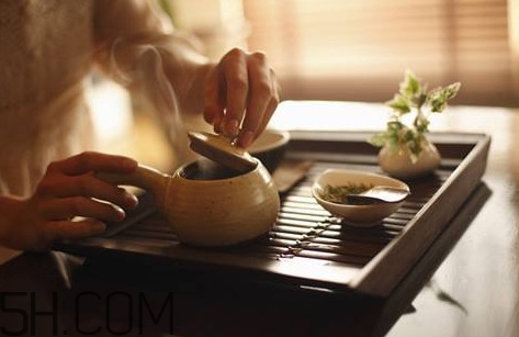 玫瑰花茶能和蜂蜜一起喝嗎？玫瑰花茶能放冰糖嗎