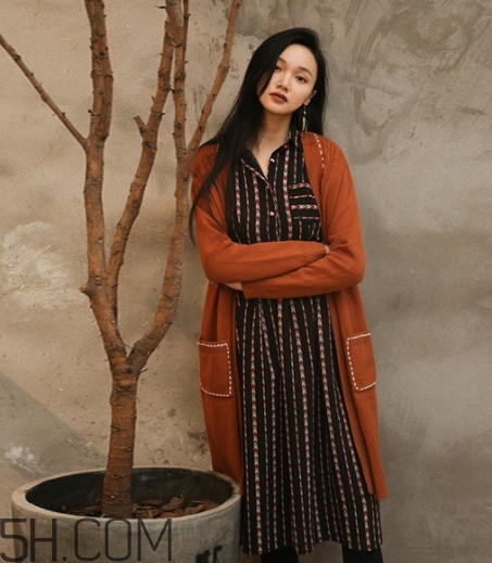 焦糖色衣服怎么搭配？焦糖色衣服搭配示范