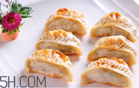 煎餃?zhǔn)窍戎笫爝€是蒸熟？煎餃和鍋貼有什么區(qū)別