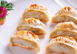 煎餃?zhǔn)窍戎笫爝€是蒸熟？煎餃和鍋貼有什么區(qū)別