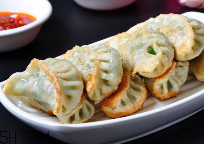 煎餃?zhǔn)窍戎笫爝€是蒸熟？煎餃和鍋貼有什么區(qū)別