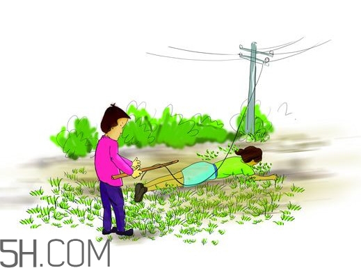 人穿著塑料拖鞋會觸電嗎？220V家用電觸電能使人致殘致死嗎