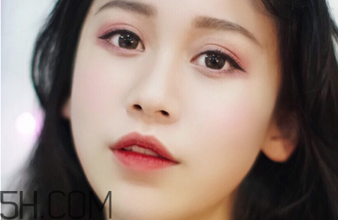 秋冬適合什么妝容？怎樣涂口紅好看？