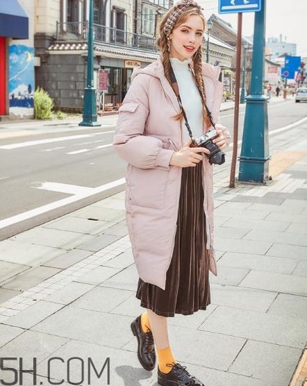 粉色羽絨服怎么搭配？粉色羽絨服搭配圖片