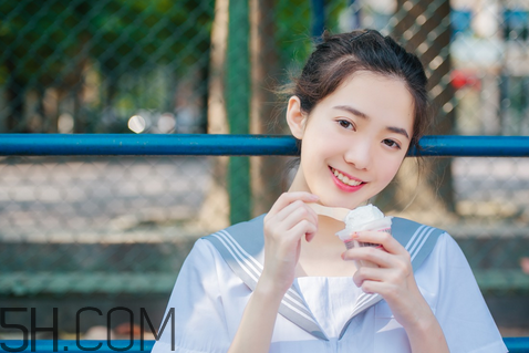 美寶蓮小燈管16號(hào)奶茶色好看嗎？學(xué)生黨口紅什么顏色好看？