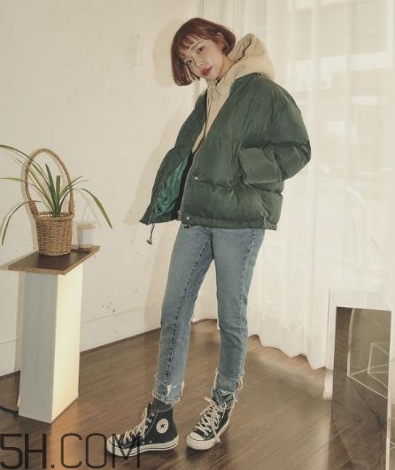 軍綠色羽絨服怎么搭配？軍綠色羽絨服搭配圖片