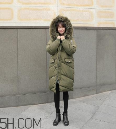 軍綠色羽絨服怎么搭配？軍綠色羽絨服搭配圖片