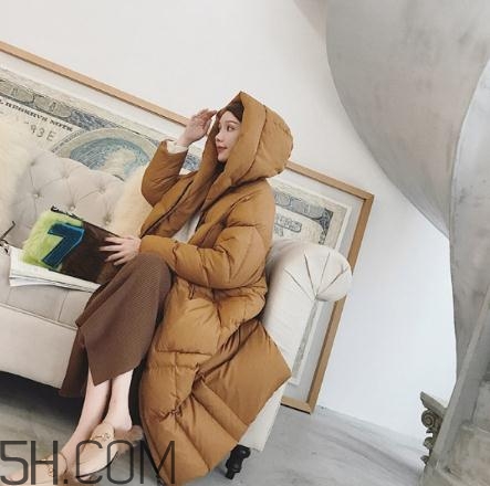 焦糖色羽絨服配什么顏色好看？焦糖色羽絨服搭配圖片