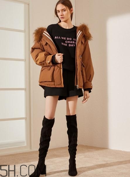 焦糖色羽絨服配什么顏色好看？焦糖色羽絨服搭配圖片