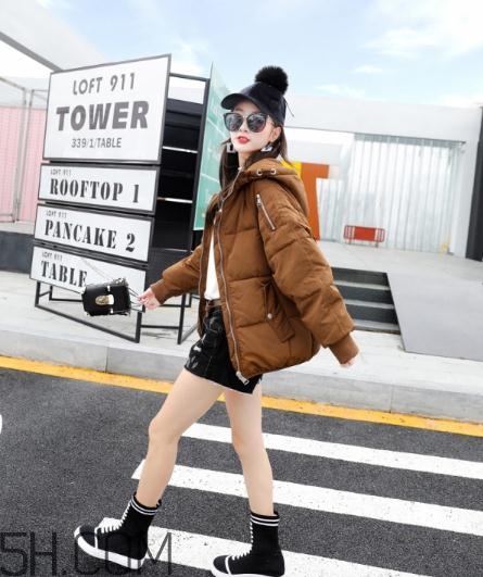 焦糖色羽絨服配什么顏色好看？焦糖色羽絨服搭配圖片