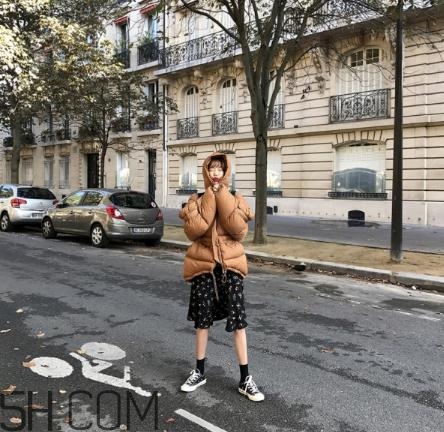焦糖色羽絨服配什么顏色好看？焦糖色羽絨服搭配圖片