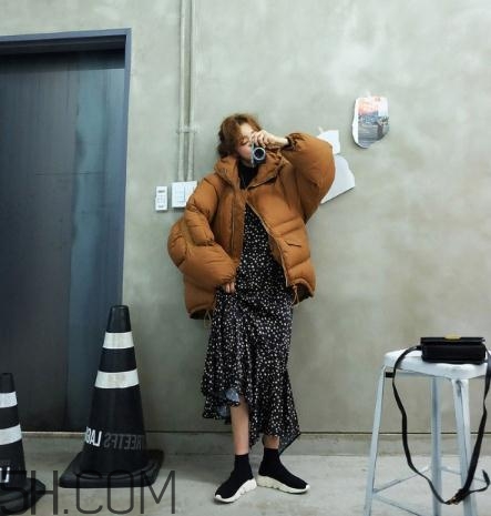 焦糖色羽絨服配什么顏色好看？焦糖色羽絨服搭配圖片