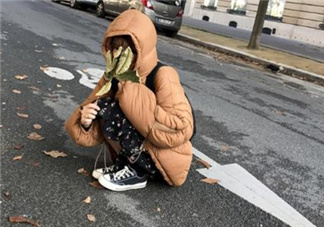 焦糖色羽絨服配什么顏色好看？焦糖色羽絨服搭配圖片