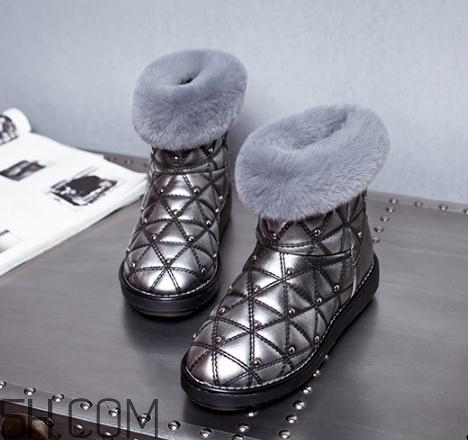 穿雪地靴要穿襪子嗎？雪地靴要光腳穿才保暖嗎？