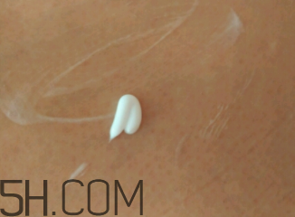 雅芳小黑裙香體乳怎么樣？雅芳小黑裙香體乳好用嗎？