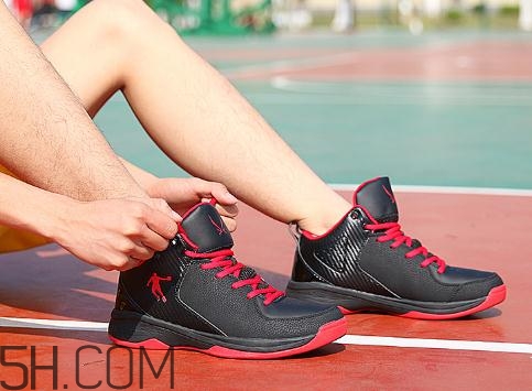 籃球鞋高幫好還是低幫好？籃球鞋高幫和低幫的區(qū)別
