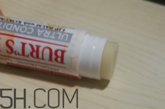 小蜜蜂細致修護唇膏很油嗎？夏天用合適嗎？