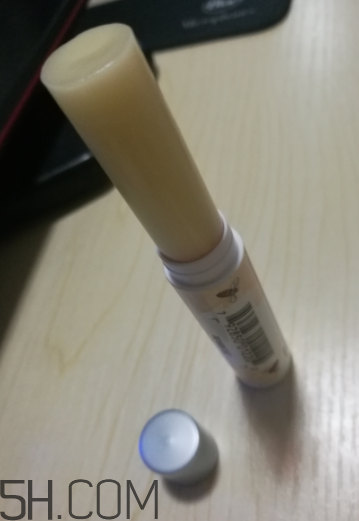小蜜蜂細致修護唇膏很油嗎？夏天用合適嗎？