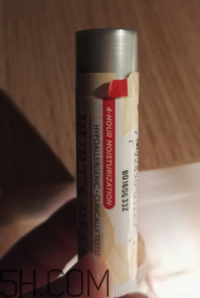 小蜜蜂細致修護唇膏很油嗎？夏天用合適嗎？