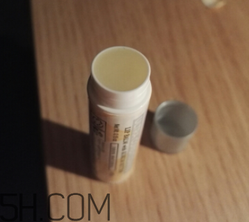 小蜜蜂細致修護唇膏很油嗎？夏天用合適嗎？