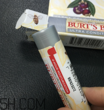 小蜜蜂細致修護唇膏很油嗎？夏天用合適嗎？