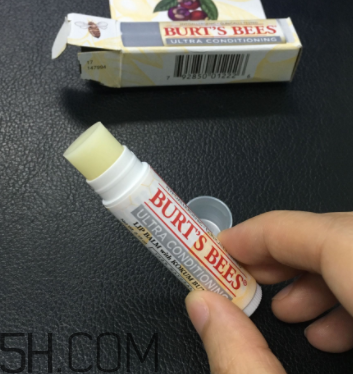 小蜜蜂細致修護唇膏很油嗎？夏天用合適嗎？