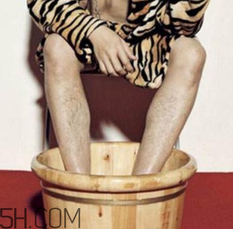 精索靜脈曲張可以穿牛仔褲嗎？精索靜脈曲張可以泡腳嗎？