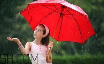 女生說記得帶傘什么意思？女生說雨傘什么意思？