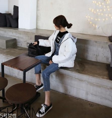 白色羽絨服怎么搭配？白色羽絨服搭配圖片