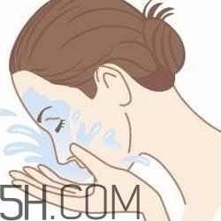 怎么用卸妝油不傷皮膚？卸妝油使用注意事項(xiàng)